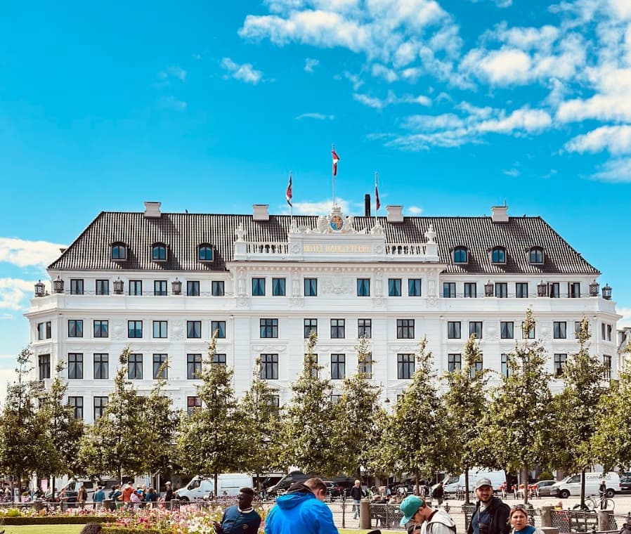Hotel D'Angleterre with Walk and Tour guests